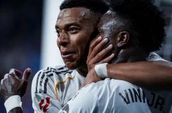 包含姆巴佩回归赛场，战术调整首场状态亮眼，瑞士队观众沸腾！的词条